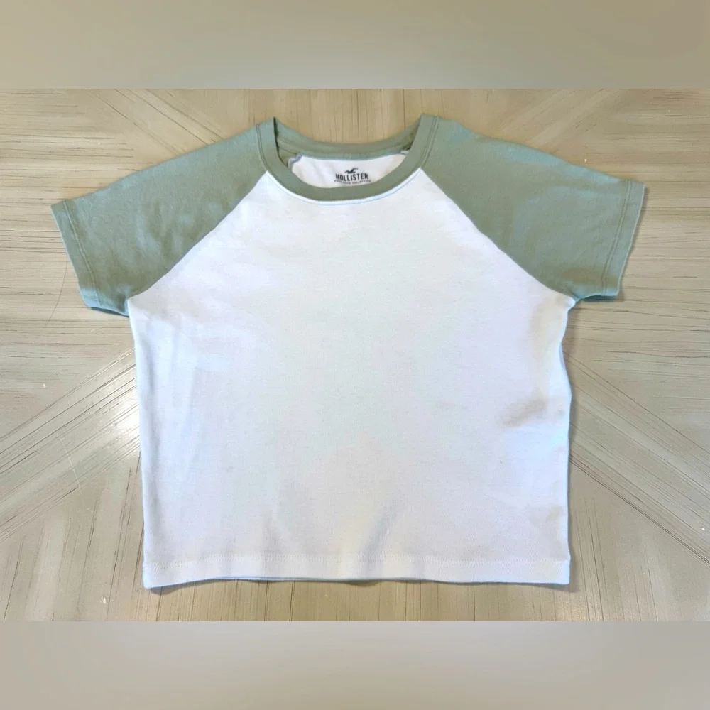 Like New!  Hollister Must Have Collection- Short Crew Baby Tee- Green/White Sz S - Picture 4 of 10